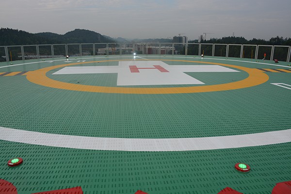 建造屋頂直升機停機坪時，有什么場地條件？